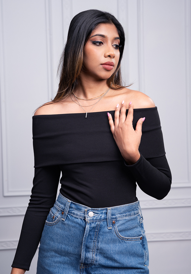 EVA OFF SHOULDER BLACK TEE